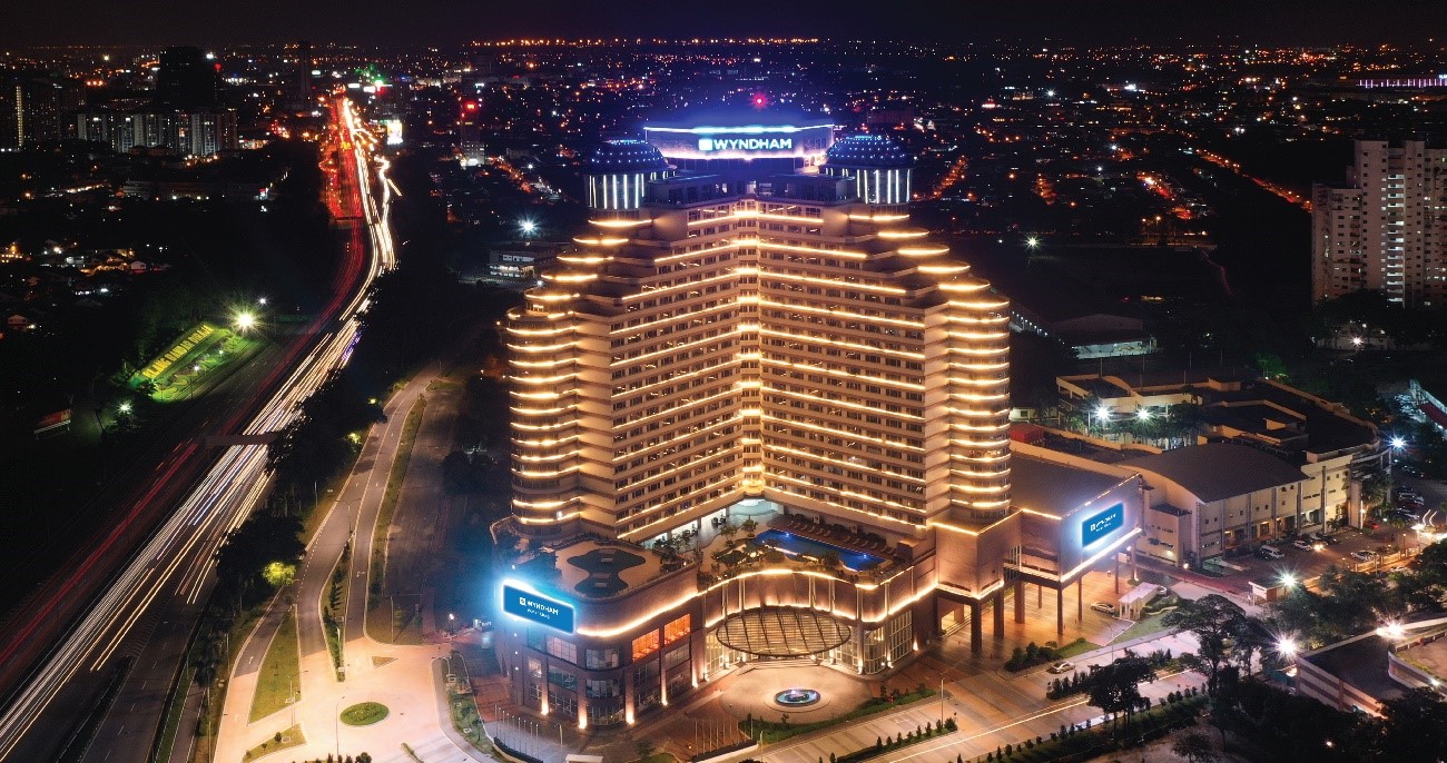 wakh night building